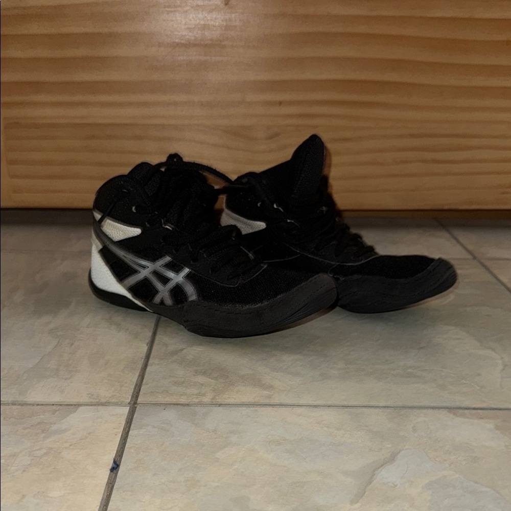 ASICS Black and White Wresting shoes